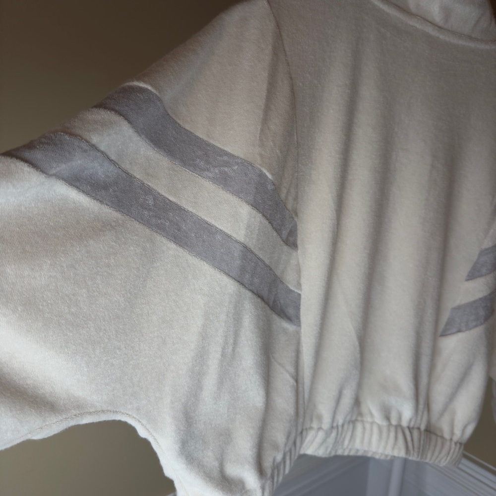POL!! POL!!! Cream & Grey Velour Crop Quarter Sleeve Zip-Up Track Pullover - Picture 5 of 6